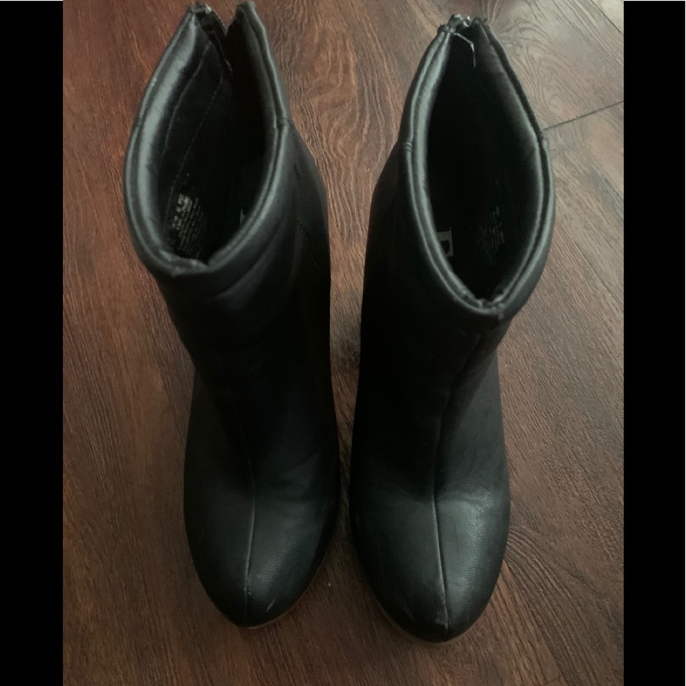 Elle ankle boots.
